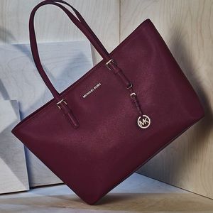 MK JET SET TRAVEL SAFFIANO PLUM